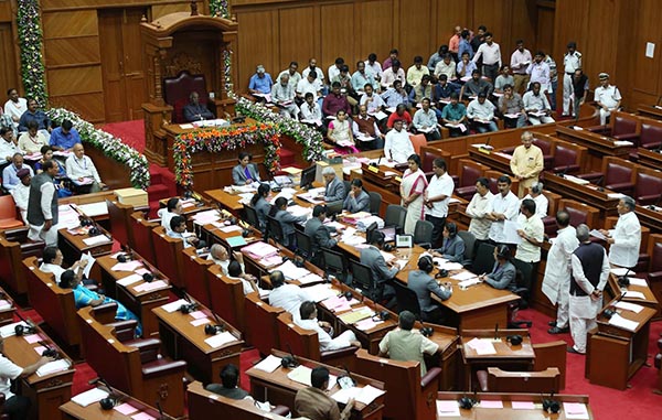 ಗೃಹ ಸಚಿವರ ಉತ್ತರಕ್ಕಾಗಿ ಆಗ್ರಹಿಸಿ ಬಿಜೆಪಿ ಸದಸ್ಯರ ಧರಣಿ